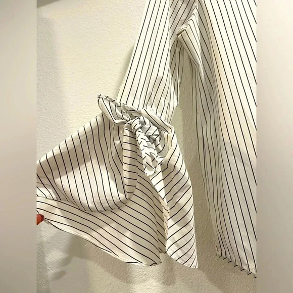 Calvin Klein blouse with self tie bell cuffs. Very unique! Size small.​ - Picture 5 of 8